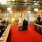 山口グランドホテル：厳島神社に由来した本格的な神社が館内に。神聖な空気が漂う空間で、紐を互いの指に結び合う、結びの儀式も