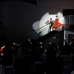 ＨＩＬＬＳＩＤＥ ＶＩＬＬＡ Ｃｉｅｌ ｅｔ Ｖｅｒｔ（ヒルサイドヴィラ シエルヴェルト）：色とりどりに揺れる光とスポットライト、心に響く音楽。階段を使ったライブ感覚のドラマチックな演出！
