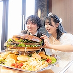 ＨＩＬＬＳＩＤＥ ＶＩＬＬＡ Ｃｉｅｌ ｅｔ Ｖｅｒｔ（ヒルサイドヴィラ シエルヴェルト）：両家の母が運んできた巨大ハンバーガーはサプライズ感満載。ゲストにも美味しく味わってもらった