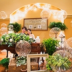 VILLAS DES MARIAGES 太田（ヴィラ・デ・マリアージュ　太田）：緑×クリアバルーンの装飾で、シンプルながらおしゃれな空間。星付きシェフの美食を振る舞いゲストも笑顔