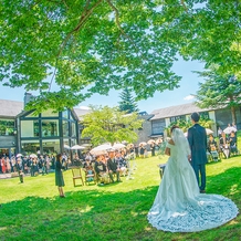 空の庭ウエディング：【非日常】本物の大自然をゲストと貸切に。清々しい、森の中の絶景チャペル