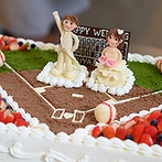 アルモニー ビアン （国登録有形文化財）：野球を続ける新郎にちなみ、テーマは『La BASE of Kazuya & Anna』。ふたりらしいコーデとケーキをオーダー