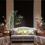 鶴見ノ森　迎賓館：ソファ席に座るふたりも優雅に引き立てる芍薬（しゃくやく）の装花。華やかな大人の空間で楽しい演出も