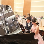 シェラトングランドホテル広島：くじ引きプレゼント大会でゲストも大盛り上がり。ふたりからのピアノ演奏のサプライズにゲストも笑顔