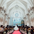 KOBE St.MORGAN CHURCH（神戸セントモルガン教会）：ステンドグラスや赤いバージンロードなど映画のワンシーンのような素敵な挙式。演奏曲にもこだわりを反映