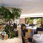 PARK WESTON　HOTEL&WEDDING（パークウエストン　ホテル&ウエディング）：マントルピースやサンルームが邸宅気分を醸しだす披露宴会場。「木のようにまっすぐに」との想いを届けた
