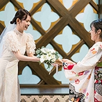 フォーチュン ガーデン 京都（FORTUNE GARDEN KYOTO）：家族にも参加してもらうアットホームな挙式。ゲスト一人ひとりがタイルにサインした結婚証明書も宝物に