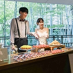 フォーチュン ガーデン 京都（FORTUNE GARDEN KYOTO）：ゲストへのこれまでの感謝を贅沢なおもてなしで表現。開放的なテラスでデザートビュッフェを振る舞った