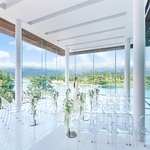 キュイジーヌ　フランセーズ　ラ・シャンス（環水公園内）：富山駅から車3分の好立地。環水公園×立山の絶景が祝福。ミシュラン品格のおもてなし