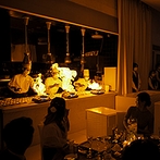 セント・ラファエロチャペル東京：迫力のフランベや特上の食材など、非日常感あふれるおもてなしにワクワク。ゲストとの一体感も満喫できた