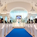 アヴァンセリアン東京（AVANCER LIEN TOKYO）：バージンロードのブルーは、ドレス姿をより美しく際立たせるコーディネート。挙式後は和やかに写真撮影
