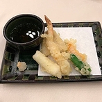 ＡＮＡクラウンプラザホテル宇部：シャンデリアが輝く開放的なバンケット。お箸で食べられる日本料理は、揚げたての天ぷらなどが喜ばれた