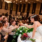 熊本ホテルキャッスル：新郎新婦が主役として映える、豪華な披露宴をイメージ。装花の色はシンプルながらも華やかなアレンジで