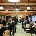 FOREST TERRACE　明治神宮・桃林荘：境内にある3つの会場から、伝統的な日本家屋の空間をセレクト。畳に椅子の披露宴スタイルでリラックス
