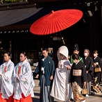 ＦＯＲＥＳＴ　ＴＥＲＲＡＣＥ　明治神宮・桃林荘：あたたかな陽光が照らす中、朱塗りの傘で「参進」。参拝者やゲストの祝福に包まれ、特別な時間を過ごした