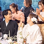 FOREST TERRACE　明治神宮・桃林荘：あふれる緑に包まれた、木の温もりを感じるバンケットで披露宴。こだわって選んだおもてなしの料理も好評