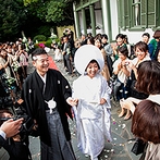 国指定重要文化財 旧松本邸（THE INDUSTRY CLUB OF WEST JAPAN）：庭園に和装という出で立ちで、ふたりらしく誓った人前式。ゲストからのフラワーシャワーで笑顔が溢れた