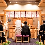THE MARCUS SQUARE KOBE　（ザ マーカススクエア 神戸）：格式のある館内神殿で、家族や友人含めて55名に参列してもらった神前式。厳粛な和婚がゲストに好評だった