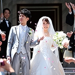 Neo Japanesque Wedding 百花籠（ひゃっかろう）：大理石造りの柱や壁が威厳を醸しだす独立型チャペル。様々な想いを胸に誓い、青空の下で花びらの祝福も