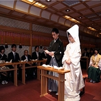 ホテル椿山荘東京：縁結びの神様が祀られた神殿で、憧れが叶った神前式。ふたりの契りを42名のゲストが温かく見守った