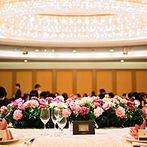 ホテル椿山荘東京：華やかなシャンデリアの光が照らす会場で、晴れやかな披露宴。プライベートガーデンつきで開放感も抜群