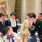 アニヴェルセル みなとみらい横浜：ゲストの「おいしい！」の声にふたりも笑顔。こだわりの美食がおしゃべりに花を咲かせた心温まるひと時