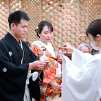 ホテル泉慶・華鳳：組子細工が美しい和モダンの挙式会場で神前式。ゲストに近い距離で見守られ、厳かに夫婦の誓いを交わした