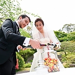 国際文化会館（International House of Japan）：当日は天候も良く、庭園の緑に純白のドレスが映えた結婚式日和。空の下ならではの爽やかなセレモニーに