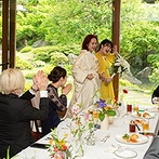 国際文化会館（International House of Japan）：そよ風と緑の中で鏡開きや乾杯を行い、庭から始まった披露宴。ゲストへの感謝とサプライズもちりばめた