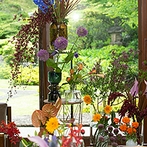 国際文化会館（International House of Japan）：テーブル装花もブーケも当日仕入れたお花でフローリストが制作。センスの良いアレンジと親身な対応に感激