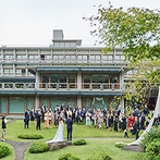 国際文化会館（International House of Japan）：入場演出は行わず、庭園でのウエルカムパーティから自然にスタート。形式にとらわれない自由な披露宴に