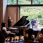 国際文化会館（International House of Japan）：グランドピアノが置かれた、隣の会場もフル活用。生演奏とともに、庭からの再入場シーンを見届けてもらった