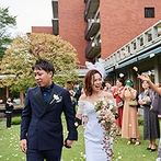国際文化会館（International House of Japan）：緑を背景にした写真をたくさん残せて、演出やおもてなしの幅が広がる。庭付きの会場で思い出に残る結婚式を