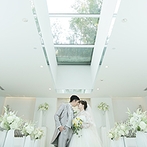 ヴィクトリアガーデン恵比寿迎賓館：足元も天井もガラス張り。透明感あふれる純白のチャペルで永遠の愛を誓い、ゲストの温かい祝福に包まれた