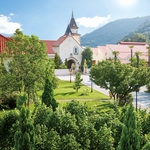 ＳＡＤＯＹＡ Chateau ｄｅ Ｐｒｏｖｅｎｃｅ（サドヤ　シャトー・ド・プロヴァンス）：甲府駅から徒歩4分、南仏プロヴァンス地方の街並みを再現したウエディングリゾート