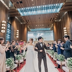 LAPIS AZUR（ラピスアジュール）：明るい光が降り注ぐウッド調のチャペルで挙式。新婦から両親への感謝や新郎への想いを伝える演出に感動