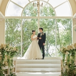 KASANE MATSUE：自然光が射し込む緑に包まれた明るいチャペル。1日1組貸切で愉しむ美食ウエディング