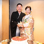 KOTOWA 鎌倉 鶴ヶ岡会館：和をベースにしたモダンで過ごしやすい披露宴会場でおもてなし。だるまデザインのケーキや日本刀で遊び心も