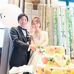 EXEX SUITES （エグゼクス・スウィーツ）：フルーツとマカロンのカラフルなケーキは、さりげなくサッカーの模様もプラス。新郎へのサプライズも大成功