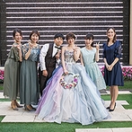 アルカンシエル luxe mariage大阪：抽選会や親友による新郎新婦のためのピアノ弾き語り、ガーデンでの記念撮影など、ゲストと一緒に楽しんだ