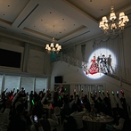 アルカンシエル luxe mariage大阪：ダンスしながらの階段入場はペンライトの光に包まれライブ会場のよう。ゲストとの一体感が生まれて感激！