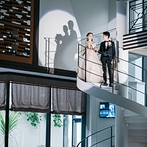 アルカンシエル luxe mariage大阪：ダンスや螺旋階段入場など多彩なシーンでゲストを魅了。新婦から新郎へのサプライズでは会場中が感動