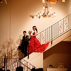 ＶＩＬＬＡＳ　ＤＥＳ　ＭＡＲＩＡＧＥＳ　軽井澤（ヴィラ・デ・マリアージュ　軽井澤）：階段でドラマチックに踊るふたりの姿に、ゲストの目は釘付け！エピソードを絡めたクイズで盛り上がった