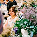 ＶＩＬＬＡＳ　ＤＥＳ　ＭＡＲＩＡＧＥＳ　軽井澤（ヴィラ・デ・マリアージュ　軽井澤）：こだわりの装花や、前撮りさながらの当日写真。ふたりの好みを誰よりも理解してくれるプランナーのおかげ！