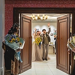 ル・センティ フォーリア 大阪：ふたりの憧れがプロのアドバイスでしっかり形に。テーマのひまわりをスタッフも身に着けて一体感が生まれた