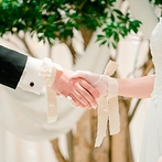 インスタイルウェディング京都（InStyle wedding KYOTO）：シンボルツリーの下で夢にまで見たセレモニー。お互いの手にリボンを結び、大切な人たちに見守られて誓った