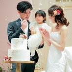 インスタイルウェディング京都（InStyle wedding KYOTO）：シンプルな進行にして、心づくしの料理と歓談を満喫。ケーキ入刀時に和ませてくれた愛娘に褒美のひと口も