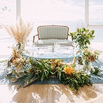 葉山ホテル音羽ノ森　別邸：高砂はゲストとの距離を縮めるローテーブルに。パンパスグラスなど季節を感じるナチュラルな草花で彩った