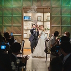 The 33 Sense of Wedding（ザ・サーティスリー センス・オブ・ウエディング）：バズーカ＆キャンドル点火演出でオープニングからゲストを魅了！ファーストバイトや各卓撮影もふたりらしく