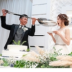 ラグナヴェール 金沢（ＬＡＧＵＮＡＶＥＩＬ　ＫＡＮＡＺＡＷＡ）：装花やケーキなどセンスが光るコーディネートが好評。新婦がビッグスプーンで食べる演出にゲストも笑顔
